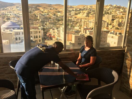 Frühstück gibts im 5. Stock mit Blick über Wadi Musa und Müll......