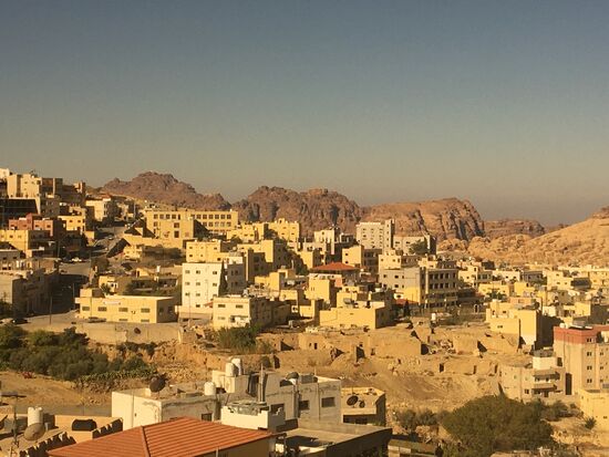 Blick auf die Berge von Wadi Musa—so heißt der Ort hier eigentlich—der Name „Petra“ bezieht sich nur auf die historische Stadt