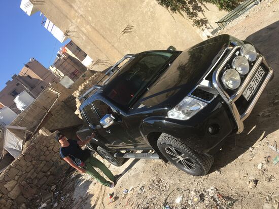 Das Hotel bietet einen morgendlichen „one-way“ shuttle nach Petra an. Der junge Mann von der Rezeption fährt uns selber zum Eingang, da wir um 9Uhr die einzigen sind