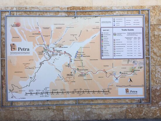 Es gibt unterschiedliche Touren mit verschiedenen Schwierigkeitsgraden.
Wir entscheiden uns für die Haupttour—das ist die längste, die alle Hauptattraktionen beinhaltet und auch die leichteste