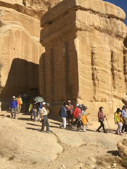 Wir sind nicht die einzigen hier...wir gehen wie fast alle den Weg zur „Siq“-das ist die Schlucht