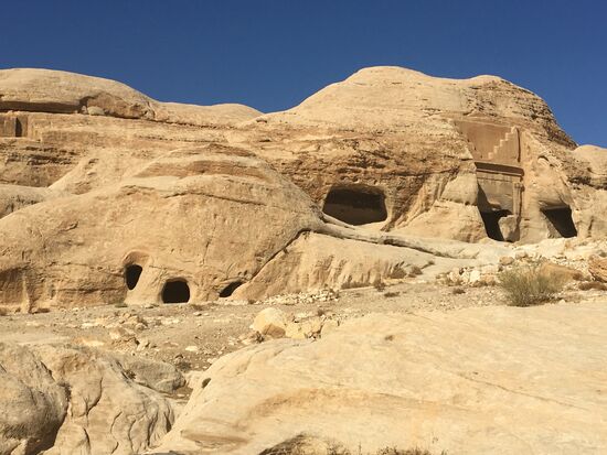 Schon vor dem „Siq“ sehen wir 3 quadratische, aus Stein gemeißelte Steinblöcke-sogenannte „Djinn“ =Geisterblöcke