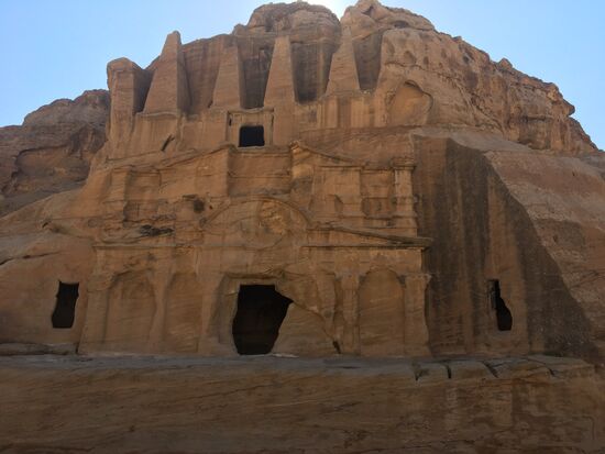 Das untere ist das Obeliskengrab-1.Jhd v. Chr.
Über dem Grab sind 4 Pyramiden und ein Relief einer Statue, welches die hier 5 Begrabenen symbolisiert. 40-70 v. Chr