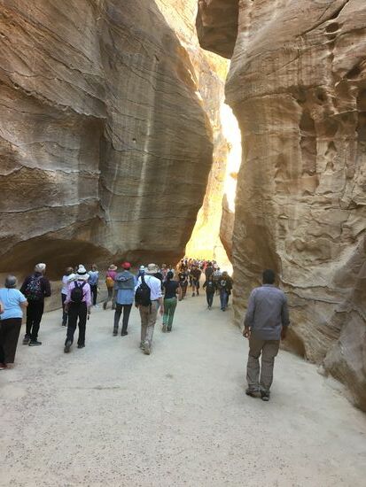 Einst überspannte ein Triumphbogen den Eingang zum Siq. An beiden Wänden der Schlucht verlaufen Wasserkanäle