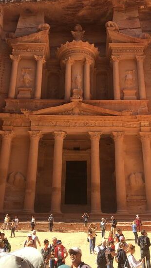 Das Schatzhaus oder „Al Khazna“-die Fassade ist fast 40m hoch und ist reich dekoriert mit korinthischen Kapitelen, Friesen und Reliefs