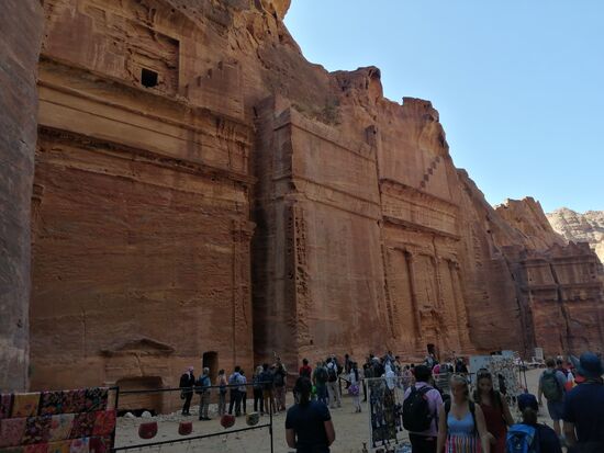 Die Fassadenstraße—eine Anreihung nebatänischer Gräber, die in die Felsen gemeißelt wurden