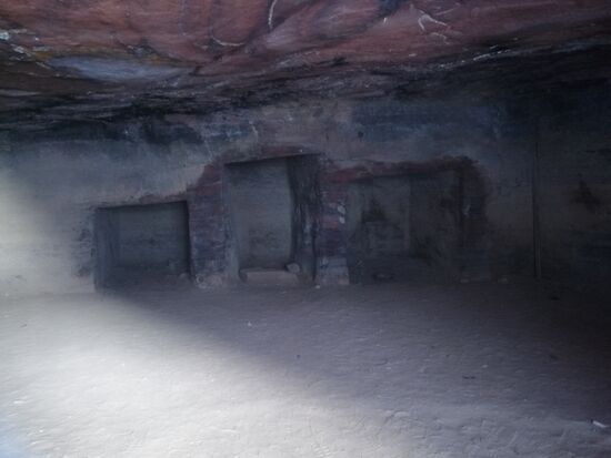 Eines der Gräber von innen