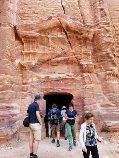 Die Fassaden der Gräber wurden von Treppenstufen , Pfeilern und gemeißelten Cavettos (Halbkreisen) gekrönt