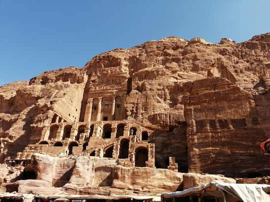 Die Königsgräber: das sind vier wundervolle nebeneinander liegende Fassaden