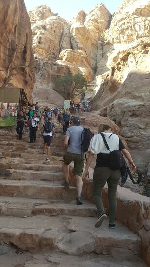 Es geht über unzählige Treppen hoch .....