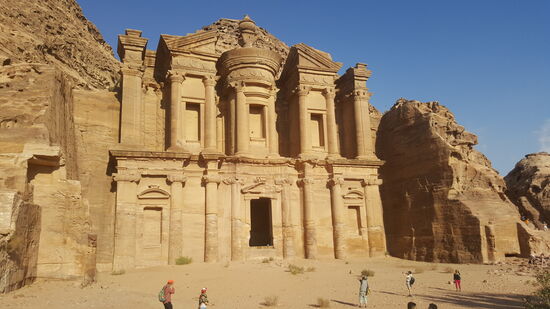 Es hat sich gelohnt!  Das „AL Deir“ ist eines der größten Bauwerke in Petra: 47m hoch und 48,3m breit