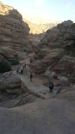 Hier ist es besonders schwierig, weil die alten Steinstufen teilweise mit Sand bedeckt sind und somit rutschig. Ich sehe einige schlingern und bin daher besonders vorsichtig.