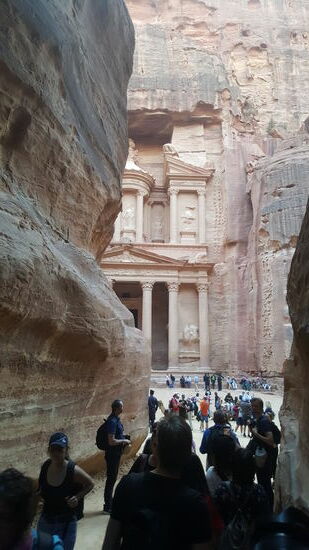 Dann muß ich den langen Weg wieder zurück durch den „Siq“—-hier wieder ein Blick auf das Schatzhaus...