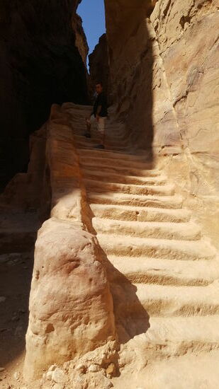 Wir steigen einige solcher ursprünglichen Steintreppen hinauf