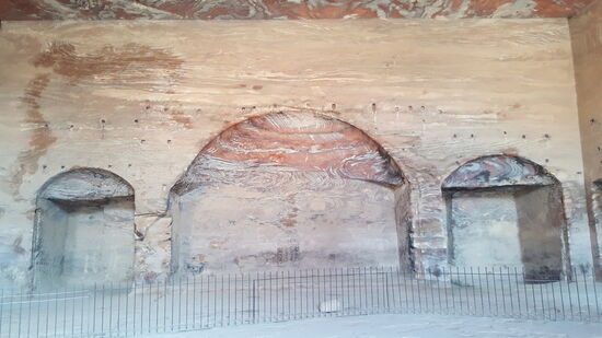 Eines der Gräber von innen—