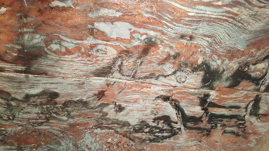 Die Decke: das sind keine Malereien—sondern verschiedenfarbige Gesteinsschichten!