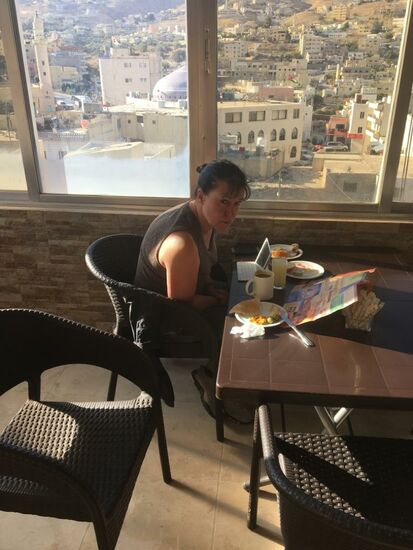 Schlechte Arbeitshaltung, sagt ihr Therapeut und Fotograf...aber er wird den Eifer nicht bremsen, denn sie steht wie immer unter enormen Zeitdruck, weil sie alles alleine planen muss...