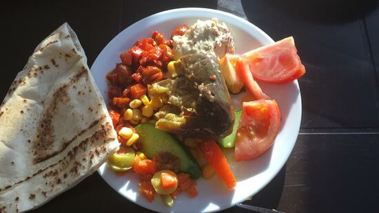 Der Fotograf haut sich derweil das fleischfreie Frühstück rein.