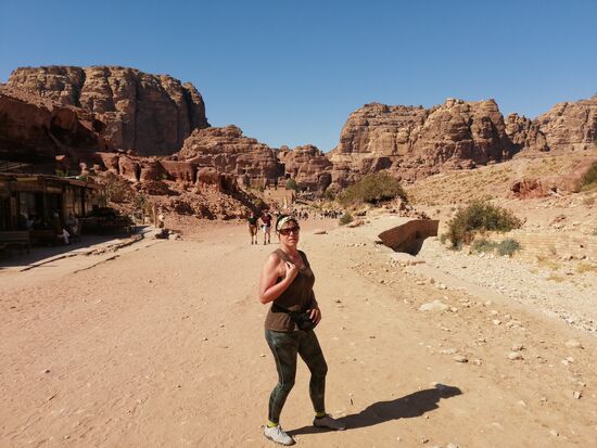 Tine macht gerade den Fruchtbarkeitstanz auf der Hauptmagistrale von Petra...ein seltsames Ritual....aber gar lustig anzusehen....vielleicht hilft es...frechgrins