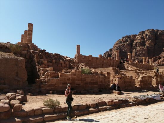 ...und das Tänzchen geht weiter, vor einem der vielen Tempelruinen.