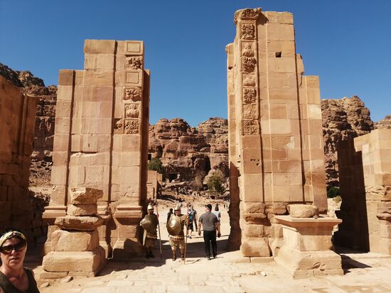 Zwischen den Säulen zwei Nabatäer von vorn und links unten in der Ecke eine Näherin aus Deutschland.