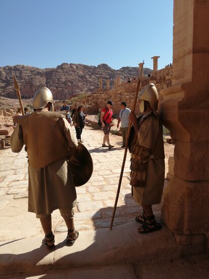 ...und hier von hinten (hübsche Kunststoffhelme auf dem Schädel)