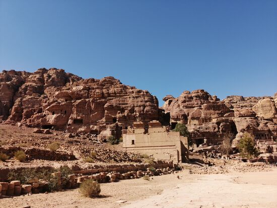 Blick auf das Felsenmassiv am Ende der Hauptstraße (Route 1)