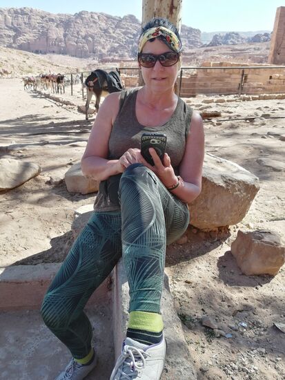 Kurze Daddelpause in einem der vielen WLAN-Bereiche von Petra