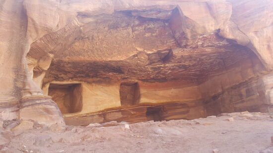 Grabkammern in den Höhlen
