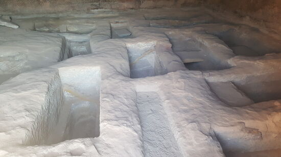 Gräber in einer der vielen Höhlen