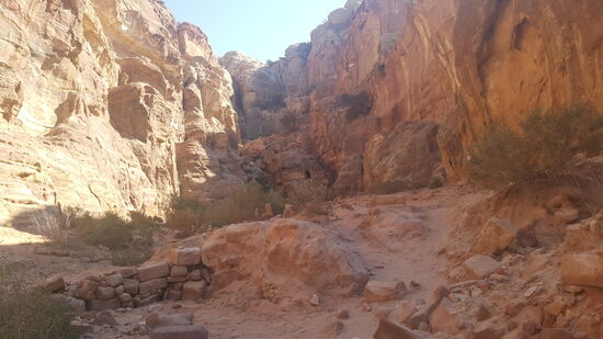 Wir klettern über Geröll und Steinstufen hoch und runter