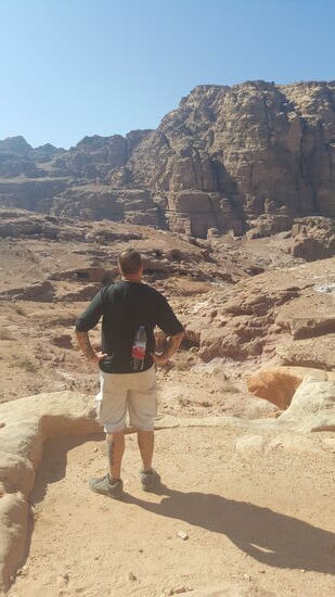 ...sucht er sich gerade eins aus??