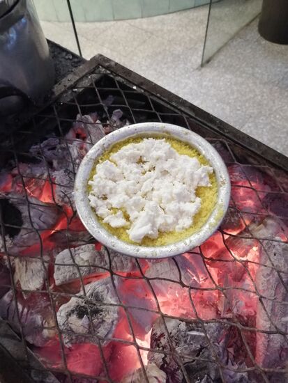 Hier kommt der Käse drauf....wie man sieht, passiert alles auf dem Holzkohlegrill...und der Käse verläuft soooo schön.