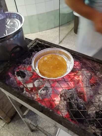 Dann kommt der Deckel aus einer sehr süßen und klebrigen Teigmasse drauf, eine Kelle Honig als Klebstoff für die Pistazien