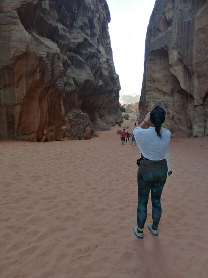 Der „Siq Um Tawaqi“ Canyon—hier werden wir abgesetzt, sollen durch die Schlucht durch laufen und am anderen Ende sammelt uns der Fahrer wieder ein