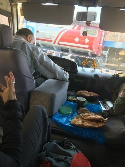 Wir stoppen und er holt für sich und uns Frühstück: warmes Fladenbrot und  verschiedene Aufstriche—alles verteilt er großzügig im Bus