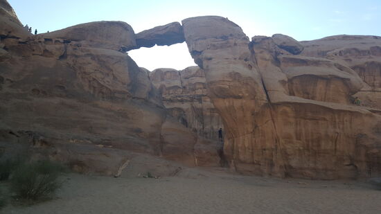 Dann sind wir an dem Höhepunkt der Wüste: „Burdah and Um Frouth rock bridge“