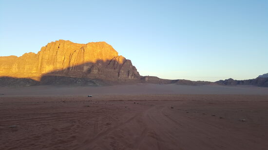 Gleiches Felsenmassiv nur etwas vergrößert—man sieht einen LKW der Frischwasser anliefert
