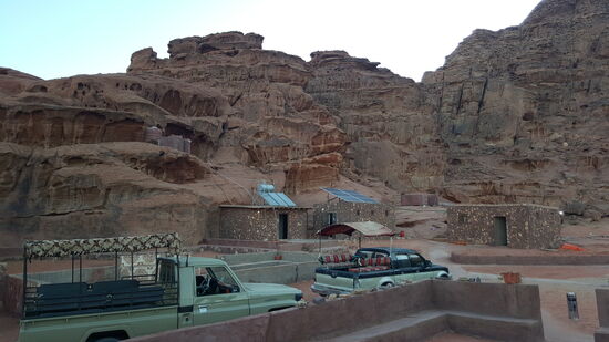 Blick zu den sanitären Anlagen, bevor der Ansturm beginnt.