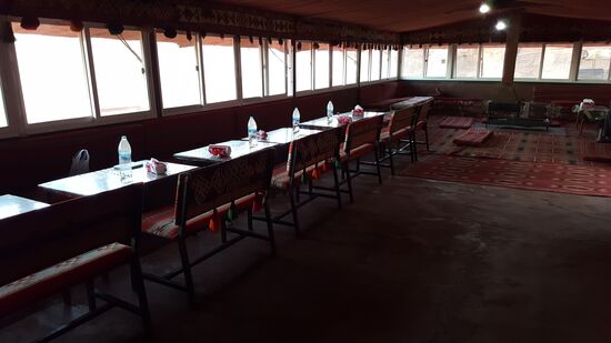 Der "Speisesaal" ist noch ganz leer...mal sehen, ob wir schon einen Frühcafe abgreifen können.