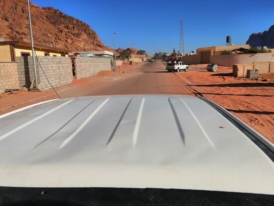 Aufbruch ist um 8 Uhr und kurz nach 8 Uhr sind wir schon in Wadi rum Village