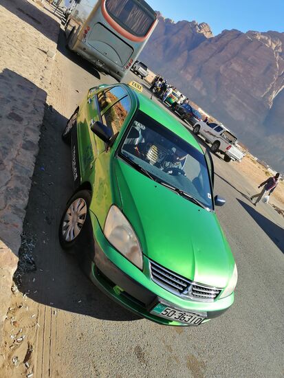 Schon der erste, den wir ansprechen bietet uns die Fahrt für 20 JD an