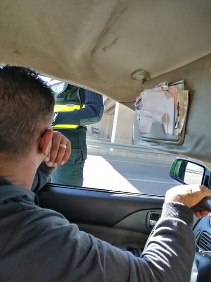 Ui—eine Polizeikontrolle—aber unser Fahrer hat korrekte Papiere.