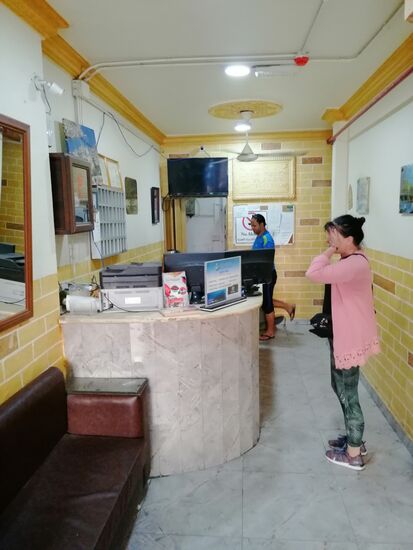 Da es grade mal 9 Uhr in der Früh ist—können wir noch nicht ins Zimmer—bekommen aber Tee und Internet, sodass wir etwas daddeln können.