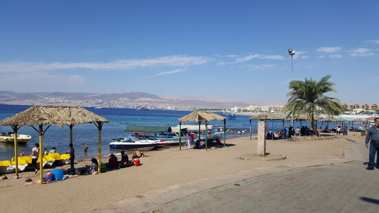 Der Strand liegt quasi vor der Haustür—ist aber nicht sehr schön und von den Jordaniern gut besucht. Es ist ja auch Wochenende