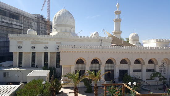 Hier ist die wunderschöne „All Hussein Bin Ali Mosque“