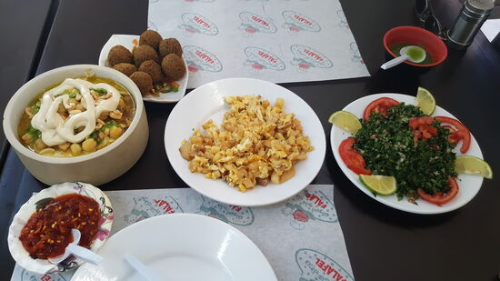 Einkehr im jordanischem Imbiss—alles fleischlos—hier in Jordanien kann man wirklich sehr gut speisen!