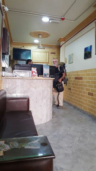 Und—siehe da! Wer kommt wenige Minuten später an? Unser Richard!!
Ich hatte ihm im Camp von diesem gut bewerteten, günstigen Hotel erzählt. Hat er sich wohl gemerkt. Er bleibt nur eine Nacht und will morgen weiter nach Israel.
Er weiß aber noch nicht wie und muß auch erstmal im net recherchieren