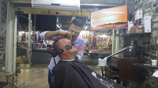 Dann besuchen wir einen Frisör. Eigentlich sollte es nur ein Haarschnitt für Dirk werden. Aber dann wurde eine „rundum-Erneuerung“ draus