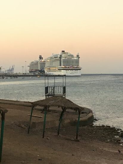 Noch ein Schiff hat soeben den Hafen von Aqaba angesteuert...jetzt liegen von TUI (Mein Schiff) und die AIDA „Prima“ (das von den Japanern gebaute Schiff der AIDA-Flotte.